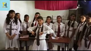 Cute school girls sings 'Sonu hamra pe bharosa kahe naikhe song