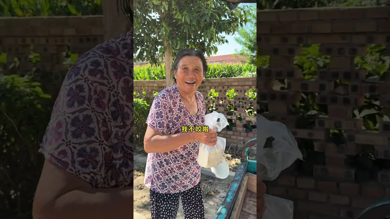 原以为卖豆腐是“一手交钱一手交货”的买卖，跟着老爸跑一趟才明白，递过来的不只是钱，还有熟人间的寒暄；递过去的不只是豆腐，还有常来常往的心意#记录真实生活 #乡村生活 #人间烟火