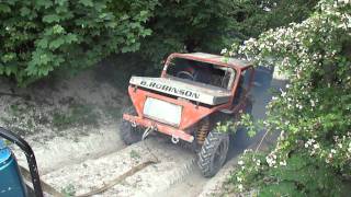 Suzuki 4x4 rescues a Land Rover Discovery Offroading at Devils Pit May 2011