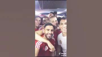 رياض محرز ولصدقائه يغنون اغنية ماما افريكا 
