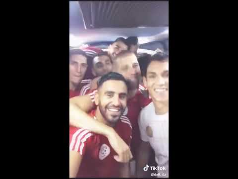 رياض محرز ولصدقائه يغنون اغنية ماما افريكا