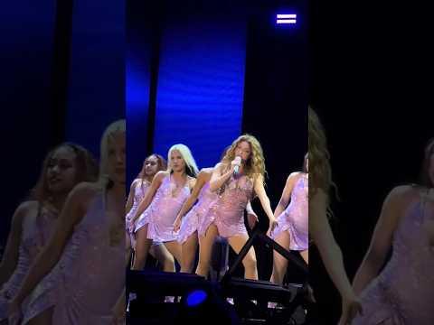 Shakira canta 