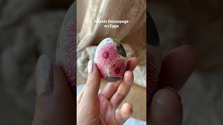 Make beautiful Easter eggs using napkins 🌷💓 #diy #eastergift #eastereggs #decoration #easteregg