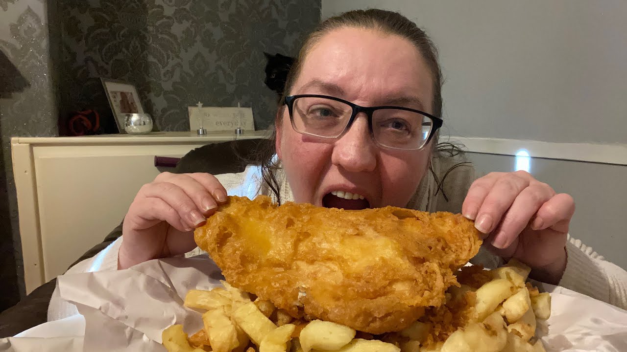 Friday Fish & Chips #mukbang #eatingshow #foodie #foodlover #ukmukbang