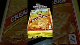 Makan Biskuit Hatari Cream Crackers Rasa Original Yang Enak Terasa Menteganya hatari biskuit kue