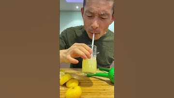 Người Đàn Ông Uống Hết Cốc Nước Chanh