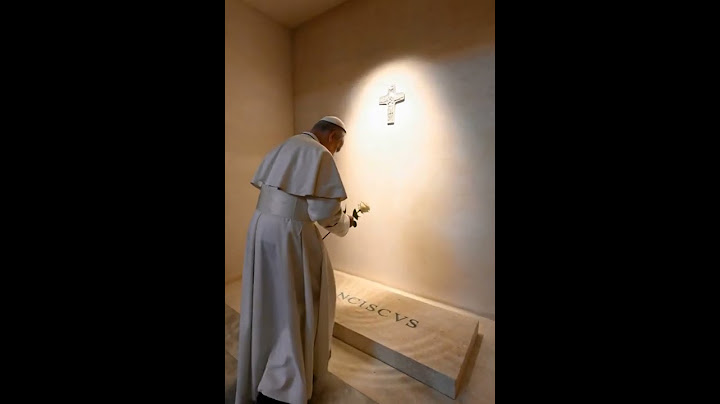 Papa Leone XIV rende omaggio alla tomba di Papa Francesco
