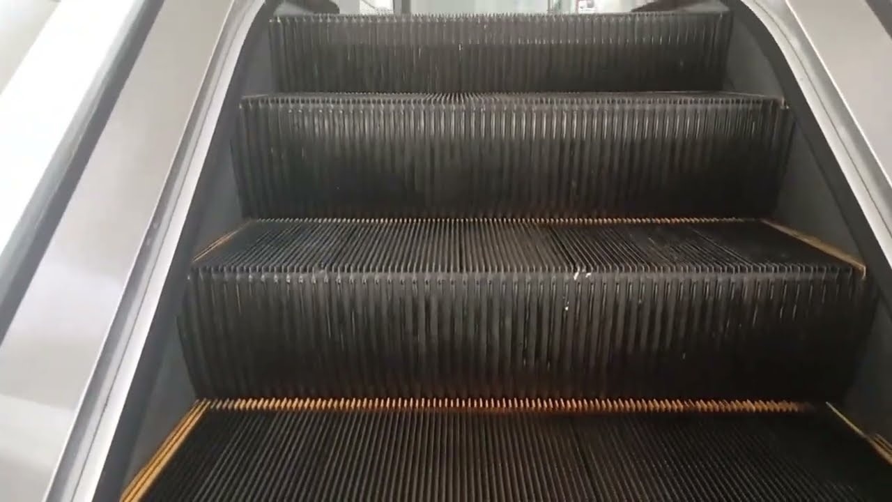 Escalera mecánica genérica 2013 en Box Outlet Mall en East City