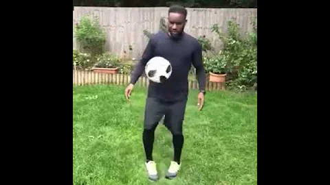 JayJay Okocha Dance Shaku Shaku with ball ! Watch the Moves.