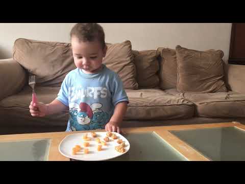 Baby Niko wants to feed himself with a fork / ნიკომ ჩანგლით ჭამა მოინდომა