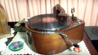 HMV Model 122 from 1939 plays "I've Got The Jitterbugs" by Gracie Fields