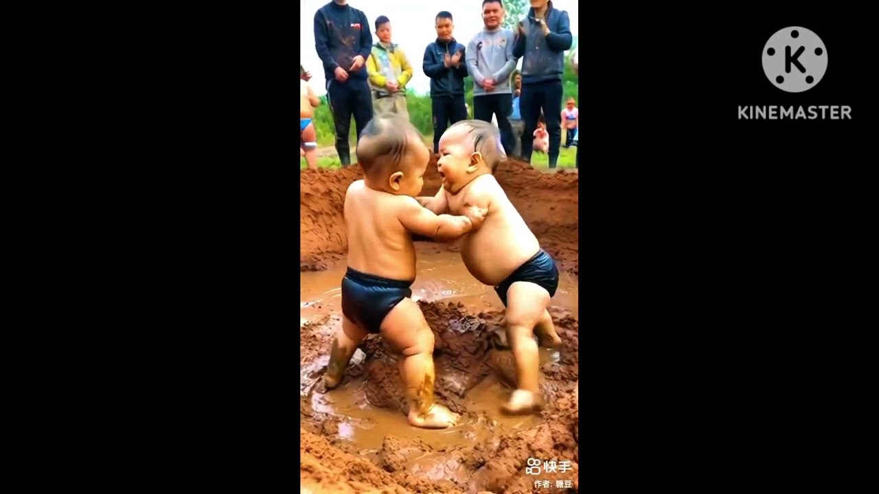 খেলা হবে, কাদার ভিতরে মারামারি করতাছে দুইটা বাচ্চা, 