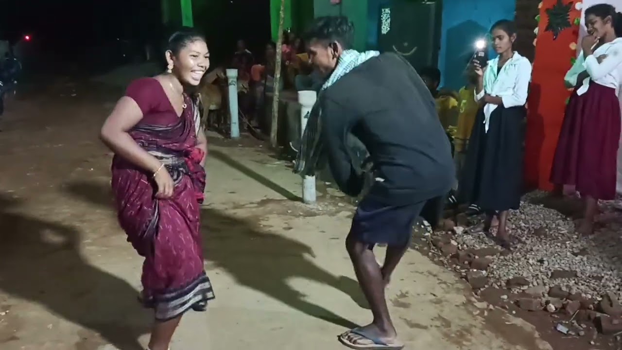 So funny dance in kuwi song 😄😄