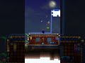 Encontrando ilha voadora no início do jogo no Terraria.