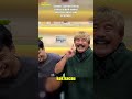 Candaan spontan tentang rahasia di balik rambut palsu Opie Kumis yang terbongkar.