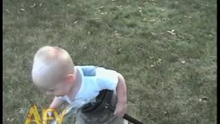 Bebé Segurando A Mangueira.