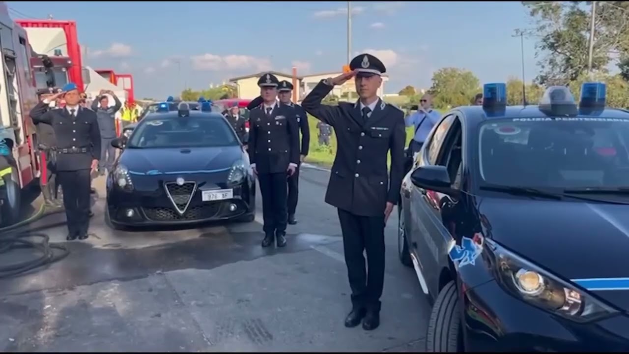Gli onori resi dalla Polizia Penitenziaria ai tre carabinieri caduti per l'esplosione del gas