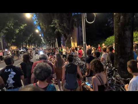 Video Guccini, la folla canta Bologna in via Paolo Fabbri