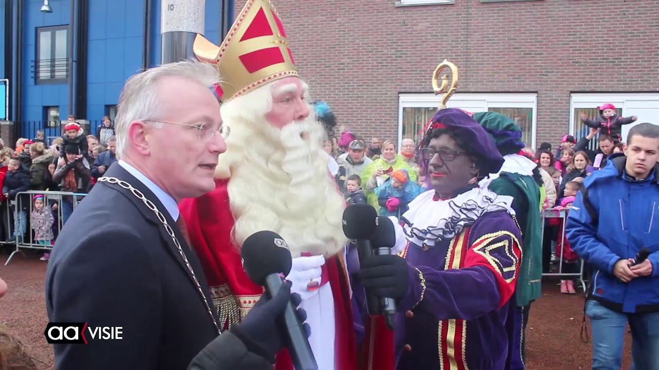 Zelfs de regen houdt Sinterklaas niet tegen. Aankomst Sinterklaas in Almelo 2017
