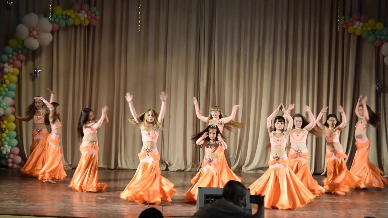 Children's ensemble of oriental dance 
