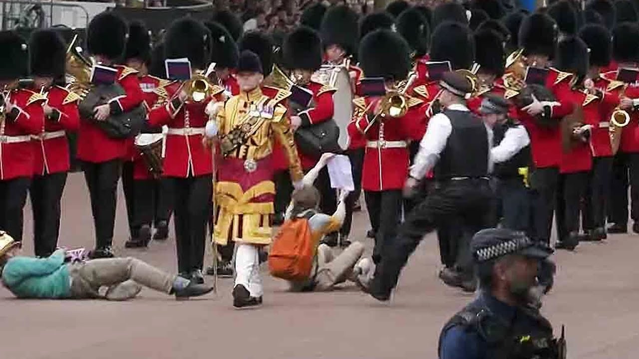 PROTESTERS Get Trampled By Queens Guards 2022