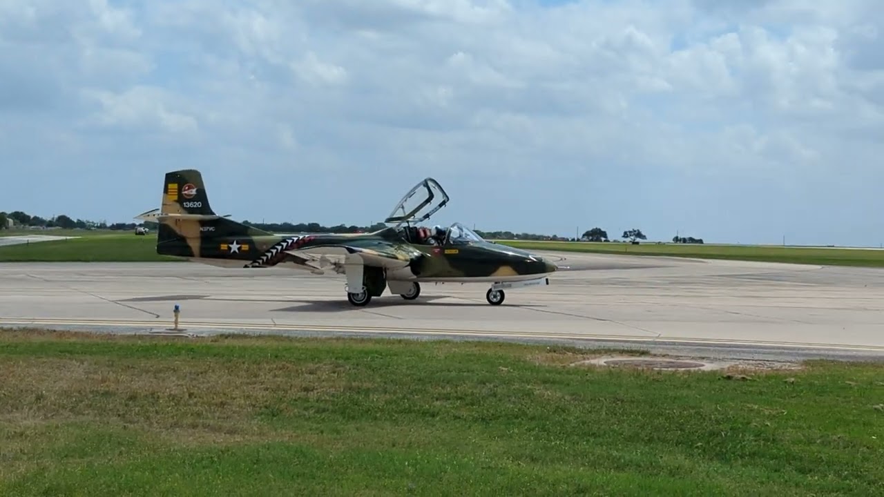 T-37C   Tweety Bird   Taxi