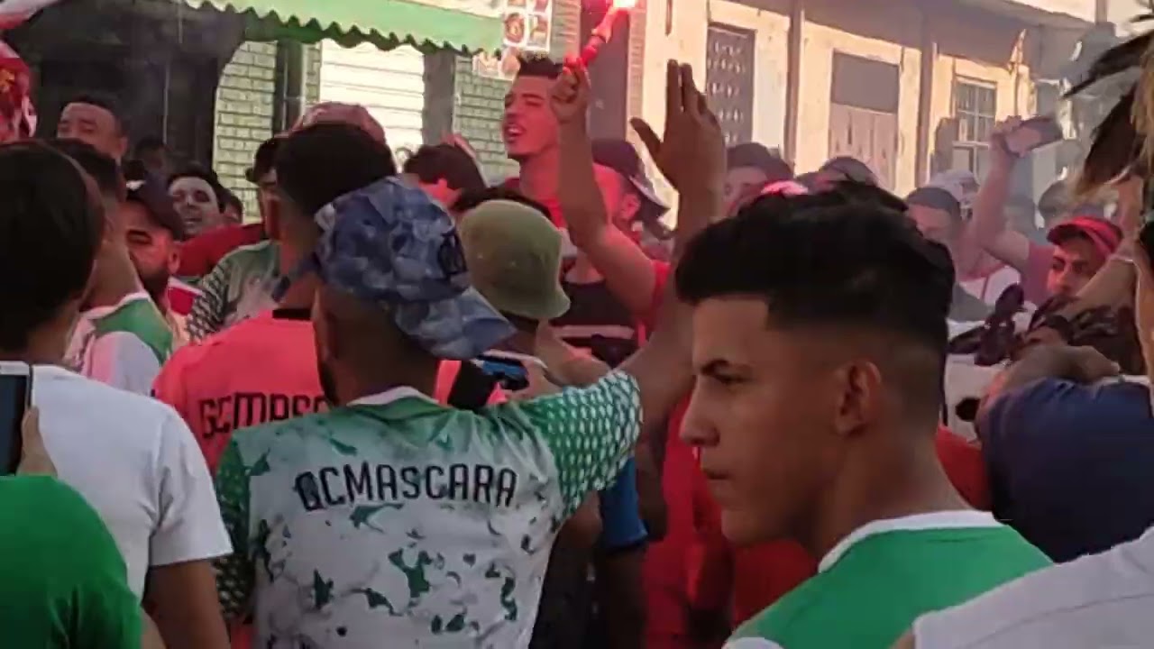 مشاهدة مباراة غالي معسكر في احدى مقاهي ولاية وهران