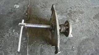 видео: приспособление для сжатия (вкручивания) задних  суппортов картинка: приспособление для сжатия (вкручивания) задних  суппортов