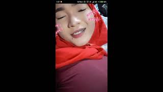 Jilbab Warna Merah Merona