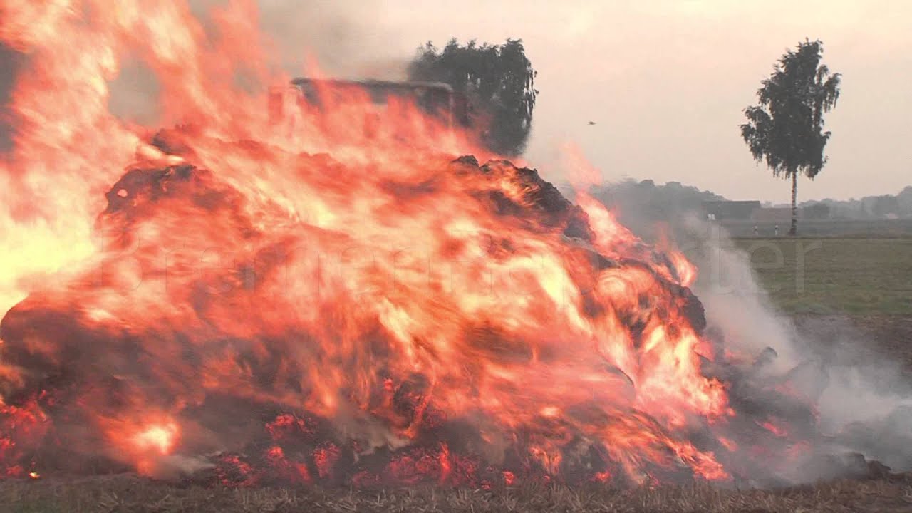 Blitzschlag setzt 50 Strohballen in Flammen / Affinghausen
