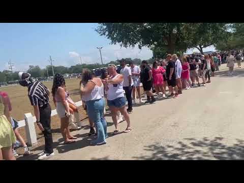 How long is the Merch line for Taylor Swift