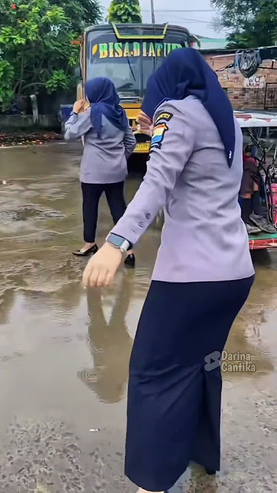 Beautiful Civil Servant Wears Long Pencil Skirt