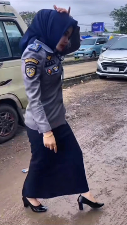 Beautiful Civil Servant Wears Long Pencil Skirt