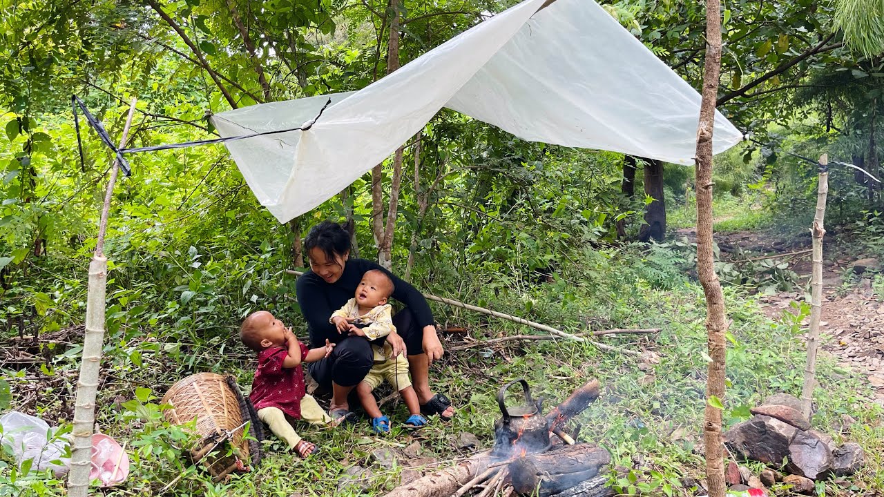 The hard journey of a single mother and two children to make a living 