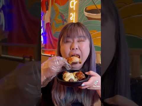 Video: Saya Mencoba Setiap Restoran Di Alun-alun Koreatown. Ini Yang Terbaik