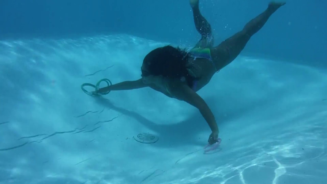 Filipino Life in France - Filipino girl swimming underwater (Filipina swimm...