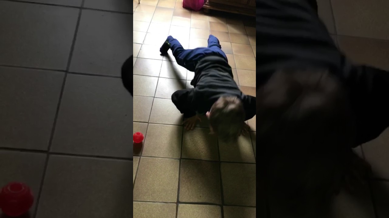 IL FAIT DES POMPES A 3 ANS