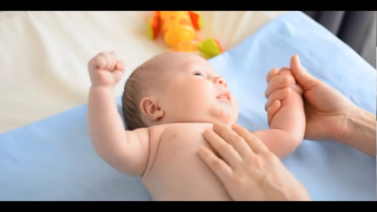 Лучшие видео месяца. Детский массаж 8 месяцев. Массаж грудничкам видео. Массаж детский 3 месяца ребенку видео.