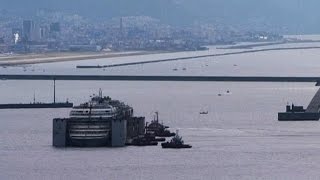 Costa Concordia прибывает в порт Генуи (новости) http://9kommentariev.ru/(http://www.epochtimes.ru Пассажирский лайнер, крушение которого у итальянского острова Джильо в 2012 году унесло 32 жизни..., 2014-07-27T11:50:43.000Z)