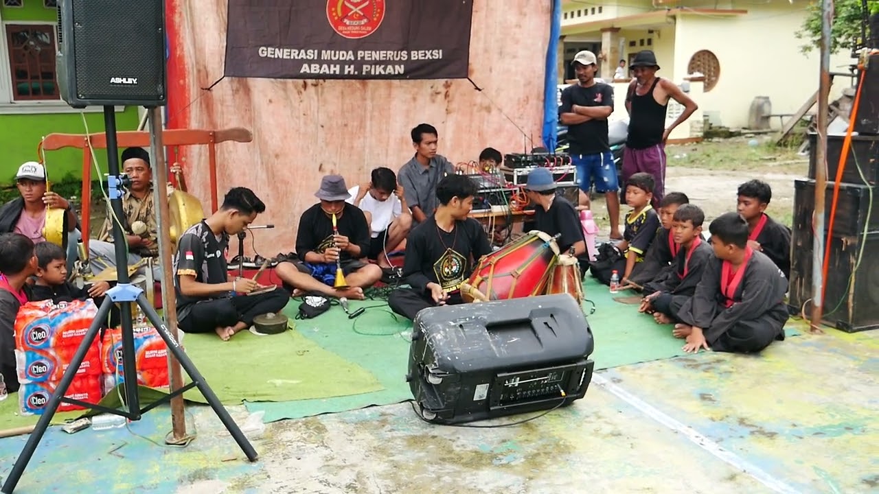 musik pencak  silat beksi abah H.Pikan