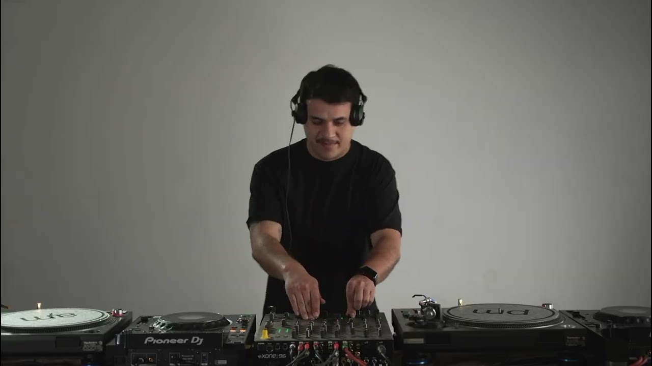 Zenniv playing [BHRW003] B2. Unknown Artist - Untitled 03 (Mihai Pol Remix) at 24hs.live