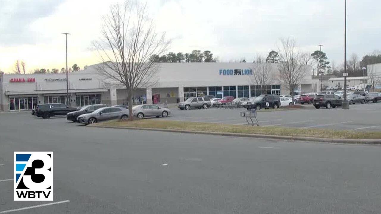 Medic: 1 Hurt In Stabbing At North Charlotte Food Lion - YouTube