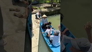 Nghỉ hè thử thách chèo ghe.