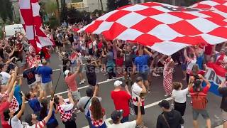 Kroatische Fans marschieren durch Philadelphia und platzen in Hochzeitsfeier