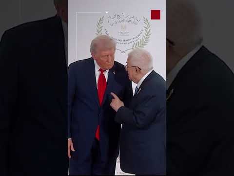 الرئيس الفلسطيني يصافح ترامب مطولا خلال قمة شرم الشيخ للسلام