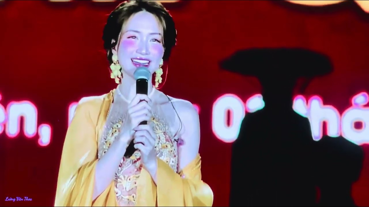 Ca sĩ Hoà Minzy giao lưu cùng khán giả tỉnh Điện Biên trong phần “đại nhạc hội” tối 03/5/2025