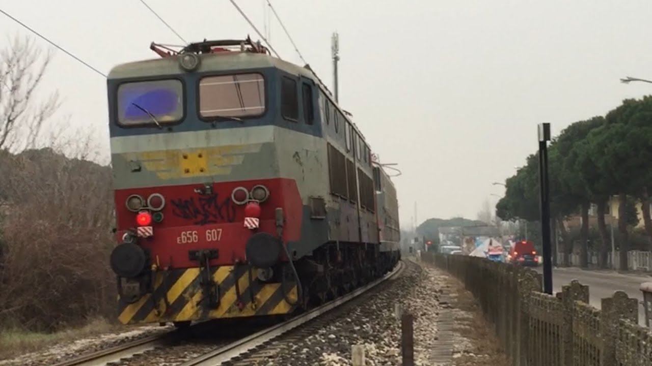 La linea Ravenna-Rimini non delude MAI: Treni di tutti i tipi & variegati in transito @Cervia!