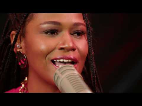 Carla Sceno - O que ela tem? - (ao vivo no estúdio)