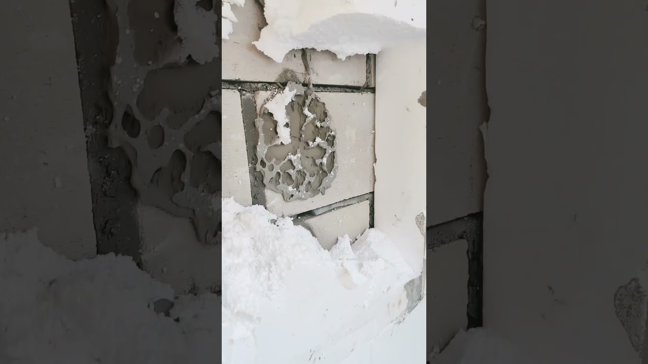 Нельзя приклеивать лист пенополистирола на вкладыш из Пеноплэкса. Нет хорошей адгезии клея к ЭППС