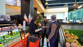 المايا هايبر ماركت يشارك زبائنه فرحة رأس السنة بجولة توزيع هدايا